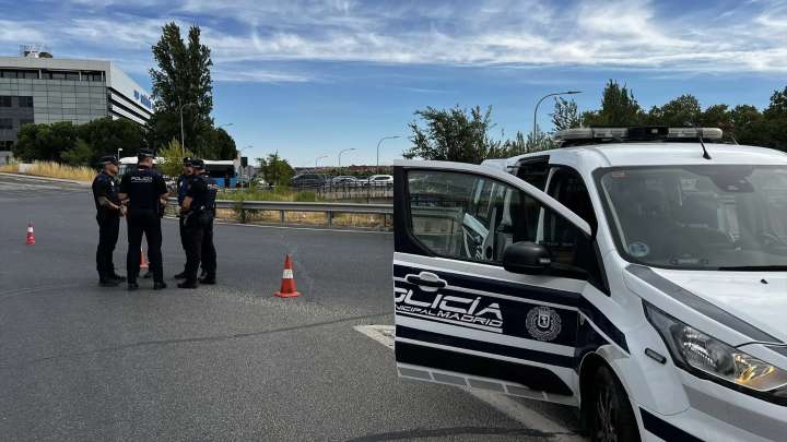 Muere un motorista arrollado por un camión en la salida de una rotonda en Madrid