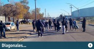 "Nos dejaron en la calle": Una fábrica de porcelanato en Pilar despidió a 300 trabajadores