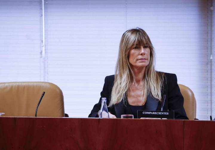 La leonesa Begoña Gómez acude ante el juez para ser informada de que si va a juicio por malversación la juzgará un jurado