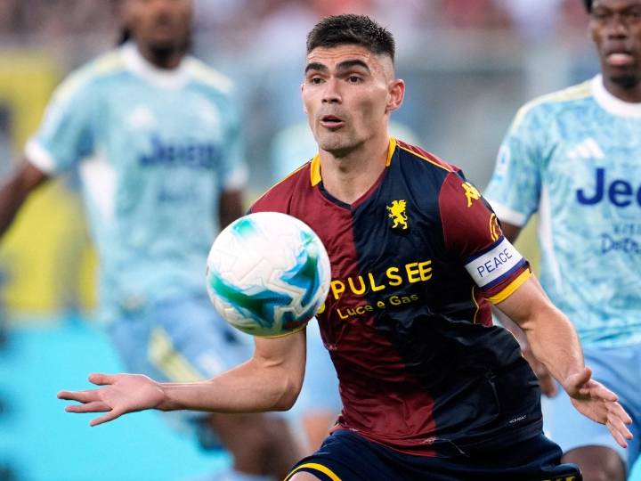 Johan Vásquez y Genoa rescatan empate en el 90+2'