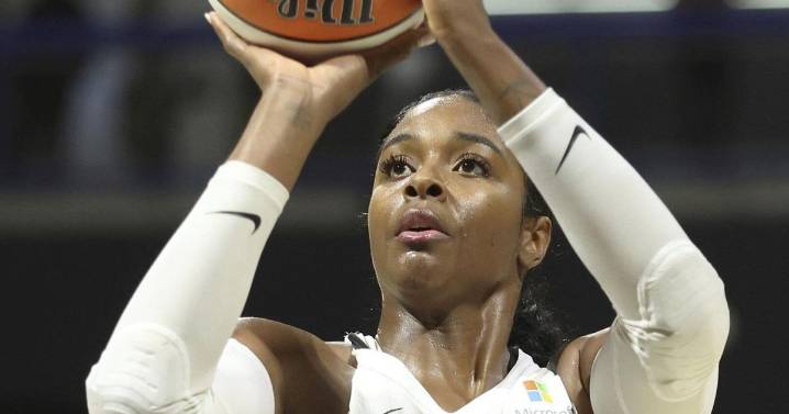 Cheyenne Parker-Tyus returns to the court after giving birth, joins red