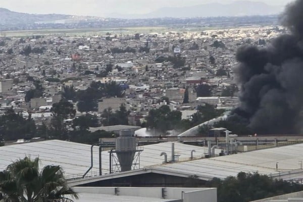 Reportan incendio en fábrica de pinturas en Los Reyes