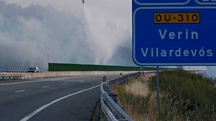 Cortan un carril de la A-52, en Vilardevós, al desprenderse la cisterna de un camión que llevaba disolventes