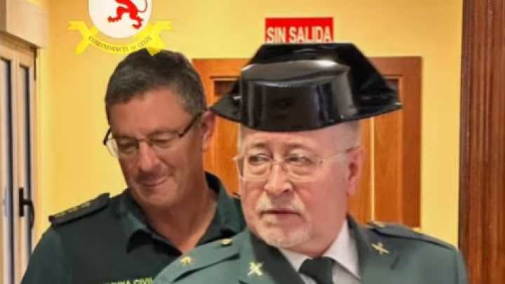 La emotiva despedida de la Guardia Civil de León al comandante Santiago Vela Palacios tras casi 50 años de servicio