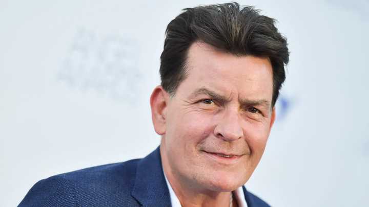Charlie Sheen revela por primera vez sus encuentros sexuales con hombres