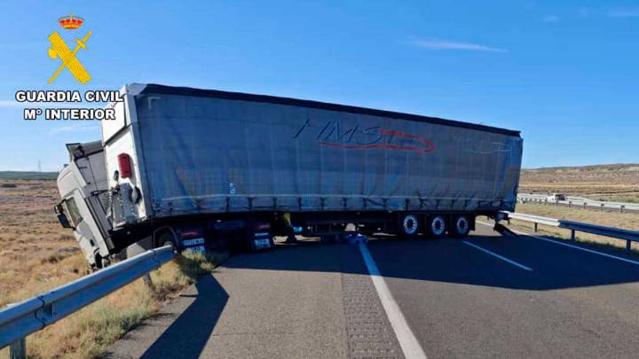 Cortada la AP-2 en Pina de Ebro tras el vuelco de un camión de grandes dimensiones en sentido Barcelona