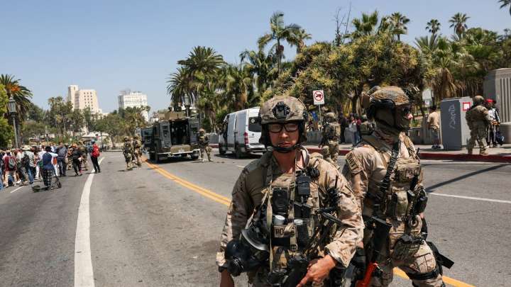 Agentes Fronterizos y del ICE patrullan Chicago en una operación contra la inmigración y realizan detenciones