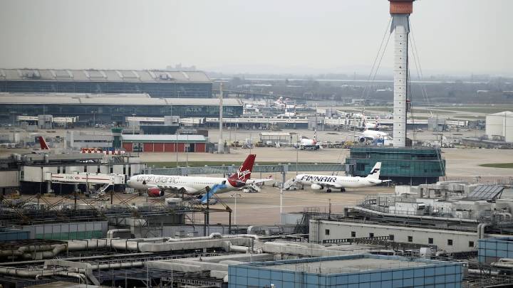 El aeropuerto de Heathrow cierra y evacúa una de sus terminales por un posible incidente con materiales peligrosos