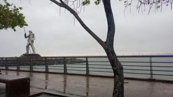 Susto para un pescador en canoa tras se arrastrado por fuertes vientos en Posadas