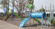 Juegos, luces LED y seguridad: cómo quedó la renovada plaza de Canal V de Neuquén