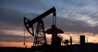 El petróleo pierde valor, aunque las tensiones geopolíticas moderan las caídas