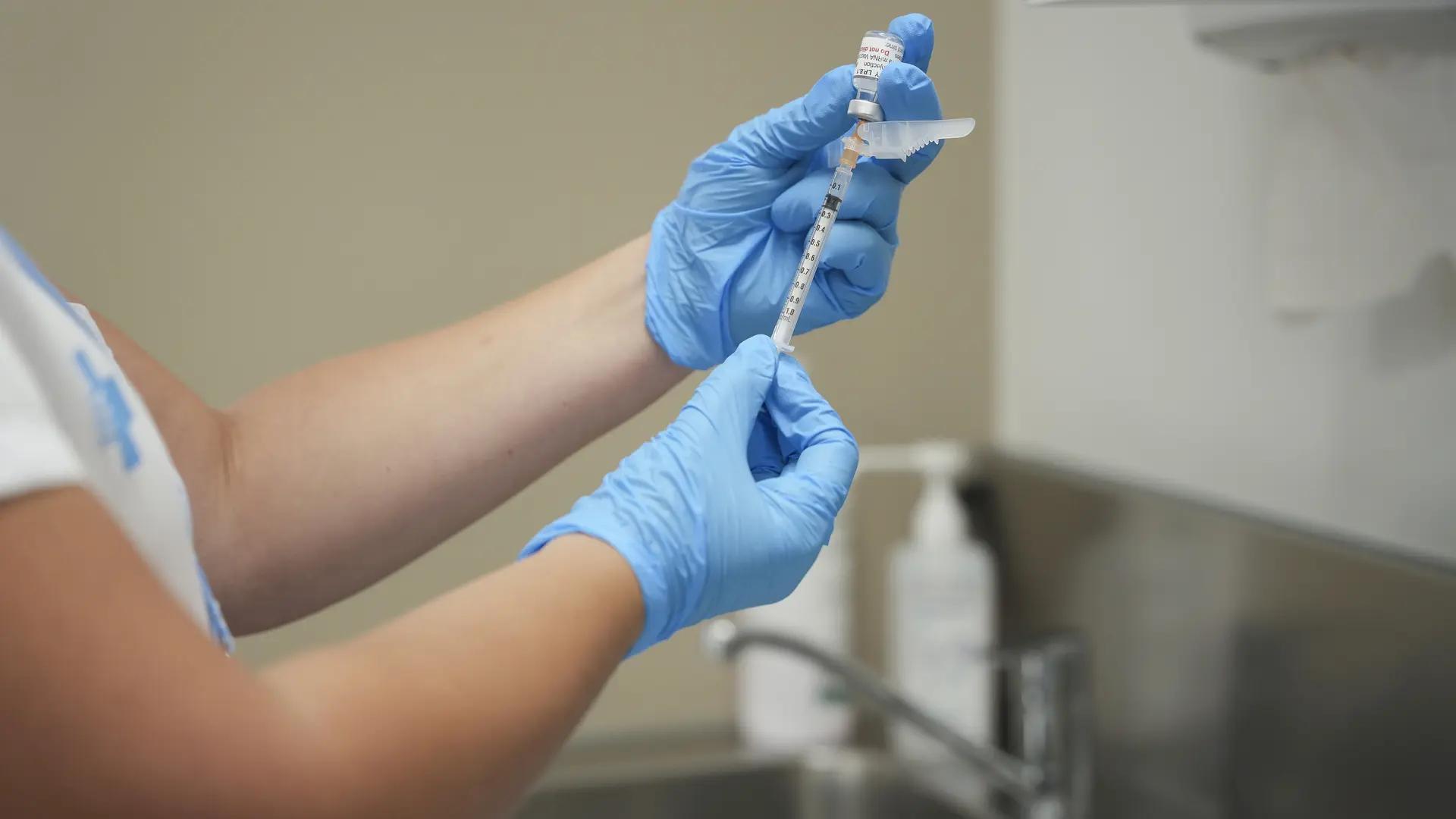 Calendario vacunación de la gripe de Madrid 2025 - 2026: fechas, grupos de riesgo y cómo pedir cita