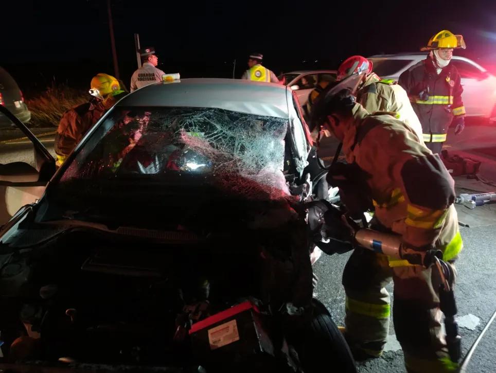 Rescatan a conductor atrapado tras fuerte choque en la 70 oriente