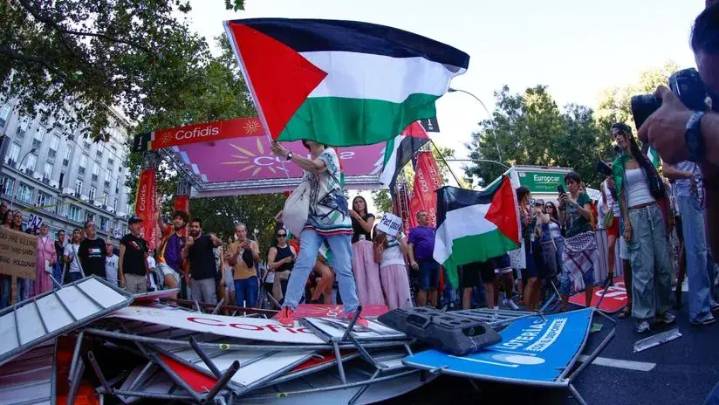 Protestas propalestinas obligan a finalizar antes de tiempo la última etapa de la Vuelta ciclista en Madrid