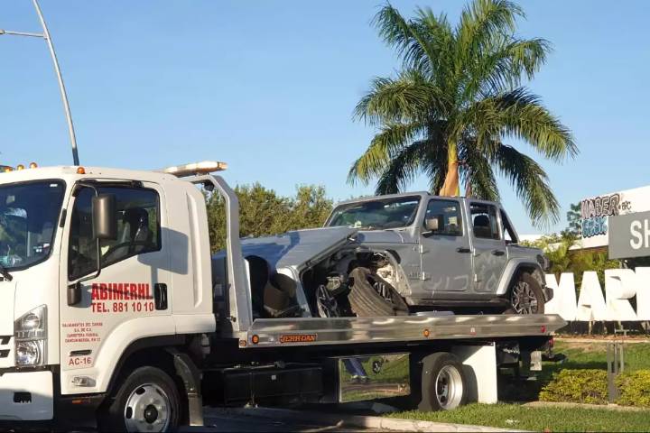 Cancún: Joven derriba semáforo en plena Zona Hotelera; ¿cuáles son las sanciones?