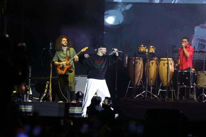 Al grito de “Palestina libre”, el rap de Residente hace cimbrar al Zócalo de la CDMX