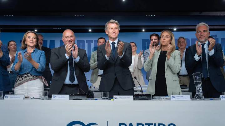 Feijóo cierra filas con la Policía tras sus quejas por el dispositivo de la Vuelta y busca ser la voz en defensa de la seguridad
