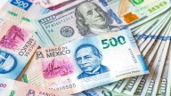 El peso mexicano cierra con avances ante un dólar debilitado