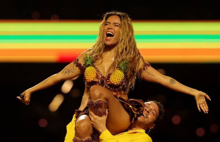 Karol G llevó su Tropicoqueta al descanso de partido de la NFL en Sao Paulo