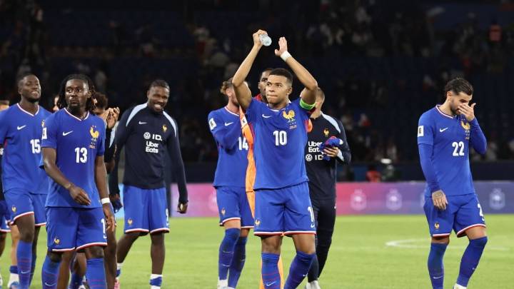 Mbappé supera a Henry como goleador en Francia y lidera la polémica victoria sobre Islandia