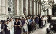 Elecciones en el tiempo: un mago votando, calculadoras al por mayor, la vidriera del diario, de todo como en botica