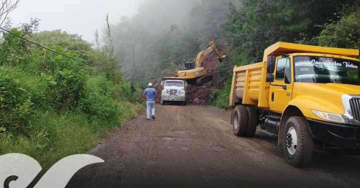 Secretaría de Infraestructura intervine carretera en Naupan tras bloqueo por derrumbe