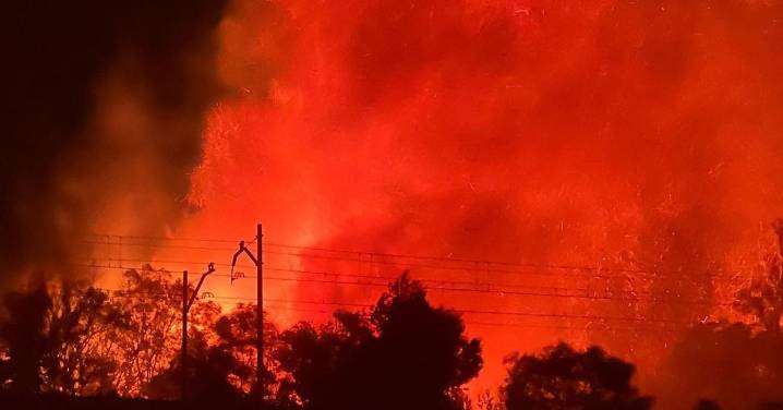 El incendio en Benalmádena que ha obligado a desalojar a un centenar de vecinos, en imágenes