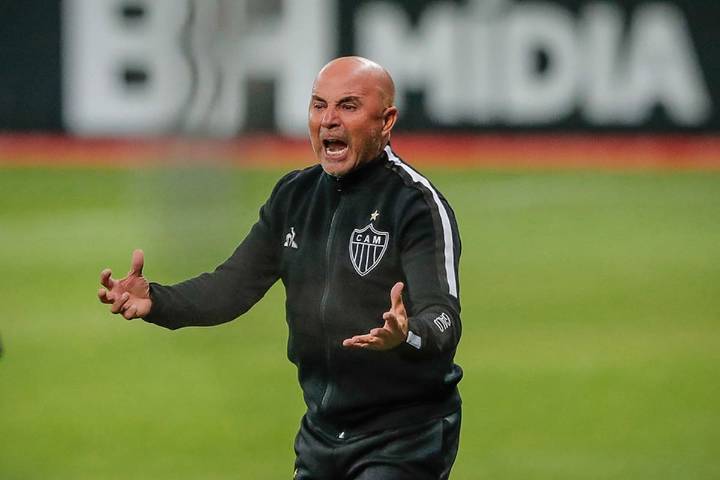 Pedido por los hinchas. Sampaoli vuelve a un club del que no quiso irse y será el segundo de los entrenadores mejor pagos en Brasil
