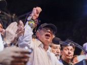 Petro propone aspersión aérea donde sean atacados los militares