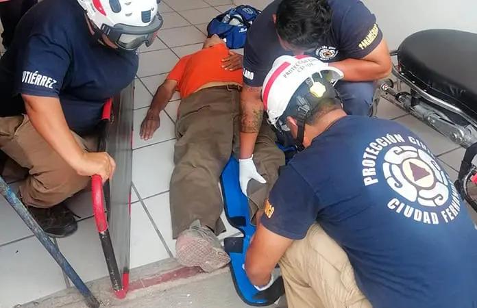 Cae adulto mayor de su propia altura y se lesiona