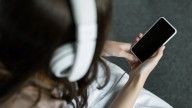 Expertos alertan sobre los riesgos de usar auriculares al dormir