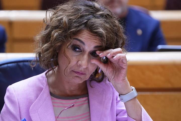 Montero calla ante la falta de Presupuestos y ni siquiera sostiene ya la promesa de presentarlos