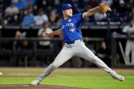 Captan las lágrimas del papá de un pitcher tras hacer historia en su debut en Grandes Ligas