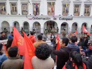 Educadores de Ecuador protestan contra alza del diésel de Noboa