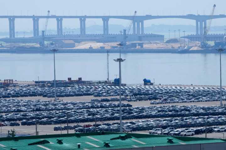 Trump asks Supreme Court to quickly take up tariffs case and reverse ruling finding them unlawful