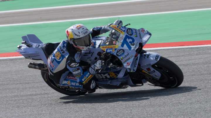 Álex Márquez pulveriza el rércord de la pista para llevarse la pole en Montmeló con Marc tercero
