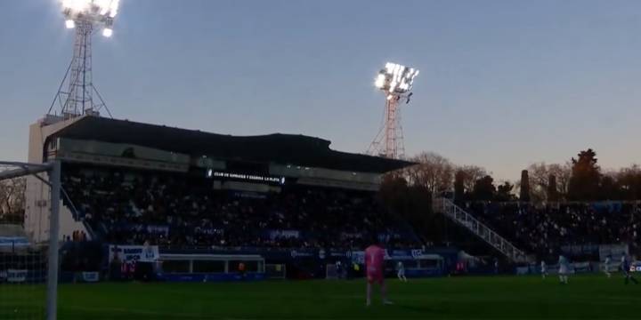 El insólito “juego de luces” que provocó la interrupción del partido entre Gimnasia y Atlético Tucumán en La Plata