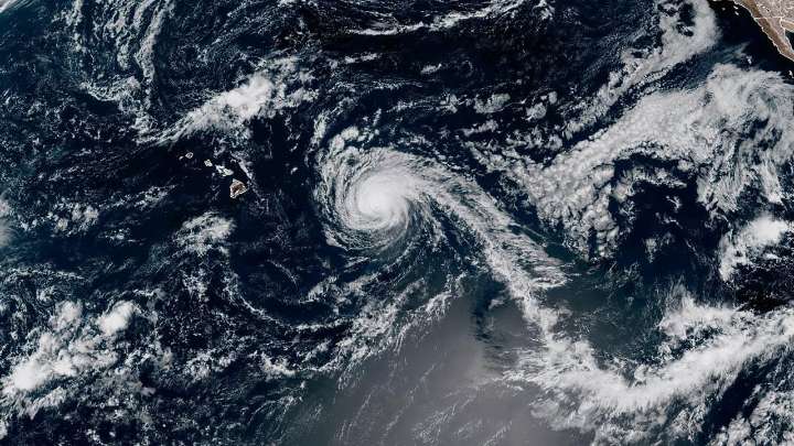 El huracán Kiko se debilita a tormenta tropical pero aún podría generar oleaje peligroso en Hawai