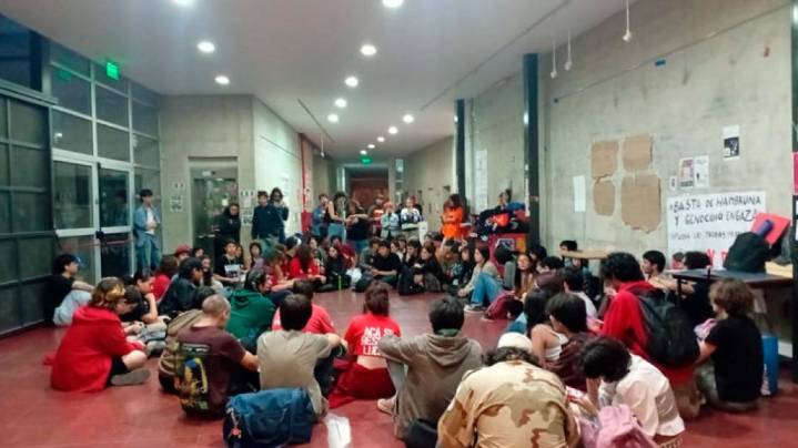 Estudiantes de Artes y Psicología de la UNC toman las facultades en vigilia previa a la marcha federal