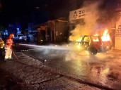 Sofocan Bomberos Estatales incendio de carro en Compostela