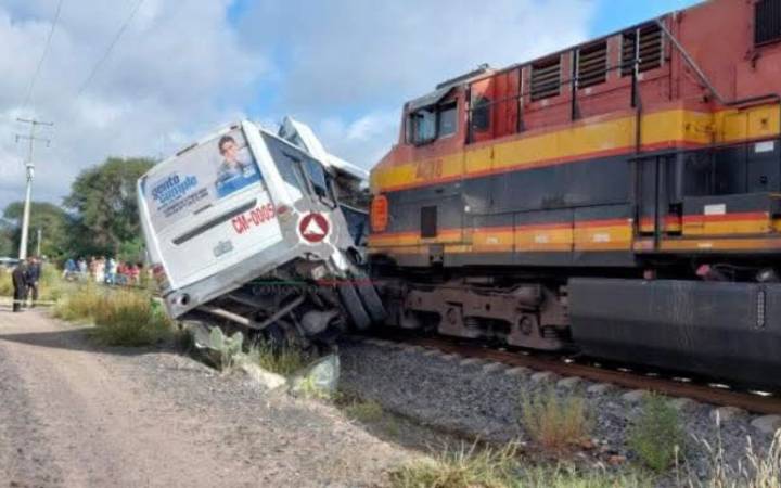 Autobús intentó ganarle al tren en Guanajuato y murieron cinco personas