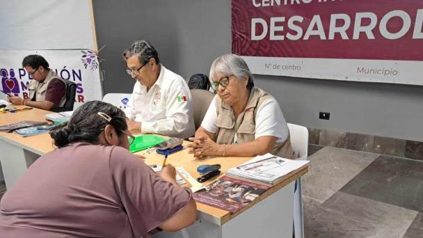 Entregan las tarjetas de pensión a beneficiarios