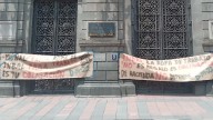 Empleados del INBAL cierran instalaciones en recintos culturales; exigen ropa para trabajar
