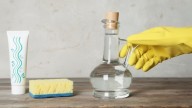 Por qué recomiendan mezclar dentífrico con vinagre y para qué sirve hacerlo