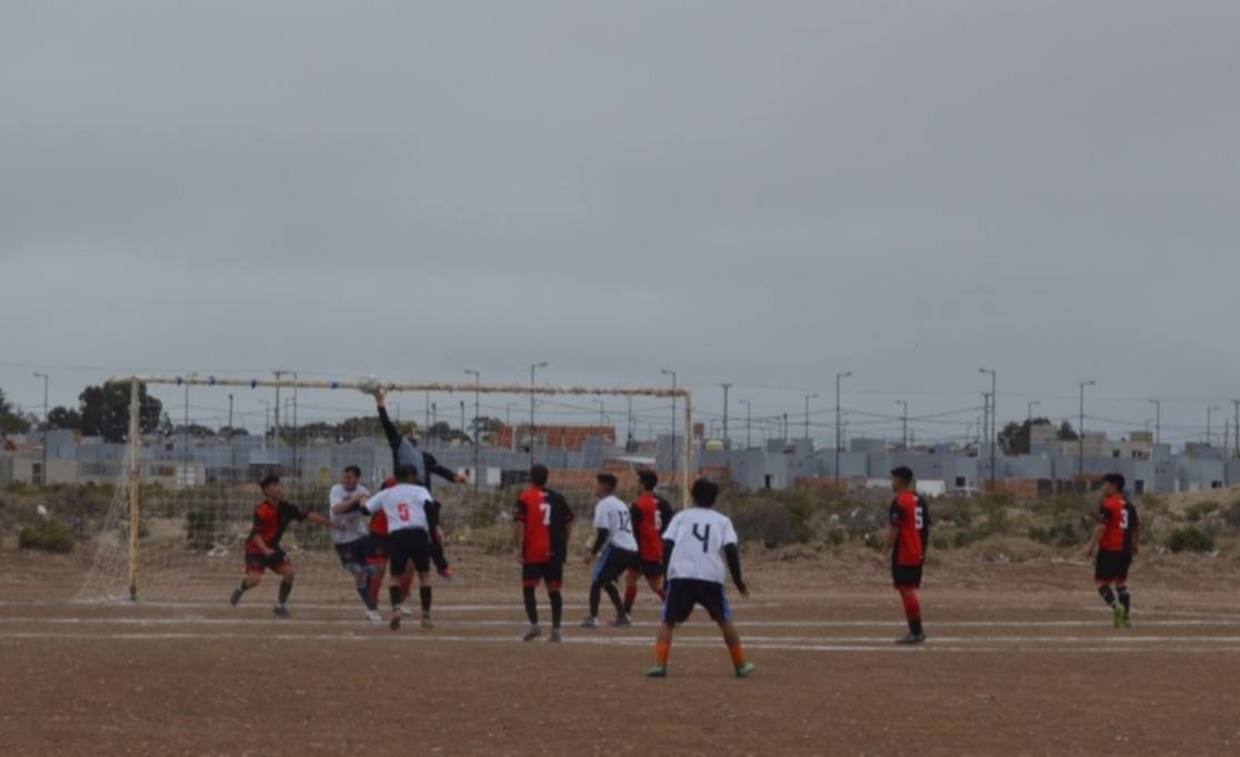 El fútbol capitalino tiene lucha en sus dos divisiones