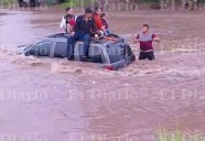 Video.- Rescatan a familia de ser arrastrada por el río