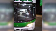 Apedrearon un colectivo cuando el chofer intentó esquivar un palo en el asfalto