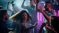 Qué significa que una persona salga todos los fines de semana, según la psicología