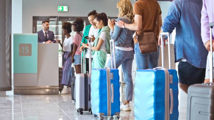 Cinco reglas para ser un buen pasajero de avión: "No te pongas en fila en la puerta de embarque"