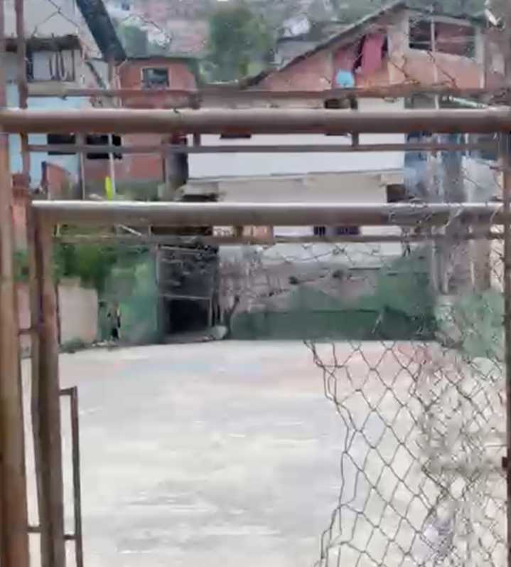 Habitantes de El Mango en Carrizal denuncian abandono de cancha: “Los niños corren peligro al jugar aquí”